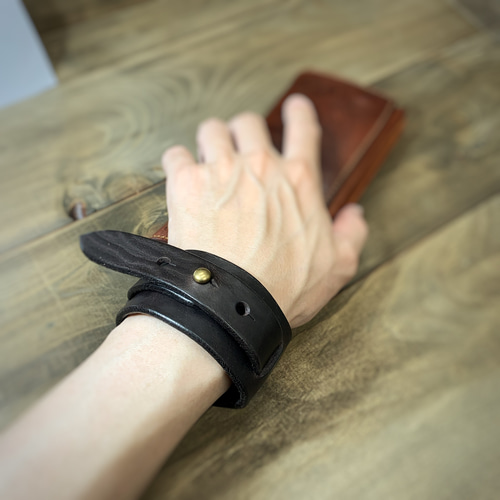 メンズにオススメ！ タフな一枚革がかっこいいレザーブレスレット