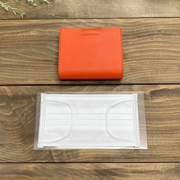 マスクケース　イタリアレザー　一時保管　クリア素材のシート付き　マスクホルダー　イタリアンオレンジ　ブレターニャ 3枚目の画像