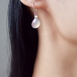 [14kgf] Gray chalcedony & baby pearl pierce 第3張的照片