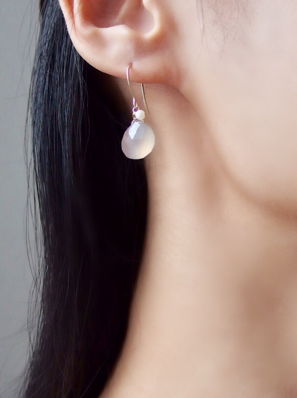 [14kgf] Gray chalcedony & baby pearl pierce 第3張的照片