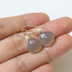 [14kgf] Gray chalcedony & baby pearl pierce 第4張的照片