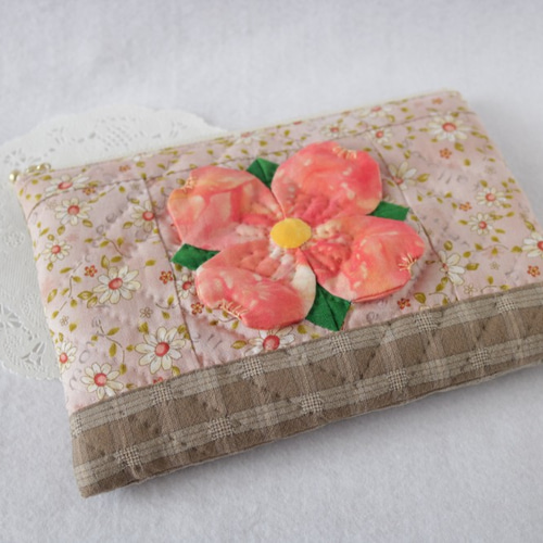 ハンドメイド　気まぐれポーチ　パッチワーク　ピンク　花 ○パッチワーク シェル型＊サーモンピンク＊花柄ポーチ○ ポーチ こ