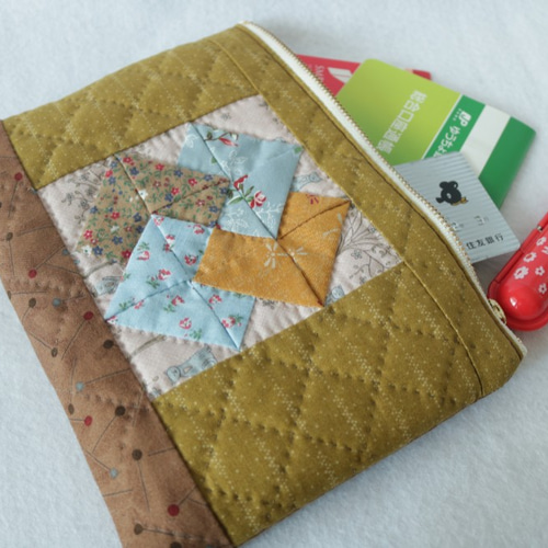 パッチワークのフラットポーチ（カードトリック） ポーチ キルト和