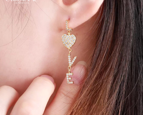 名入れ♡ぶら下がりハート✨キラキラ イニシャル カスタムピアス 名前