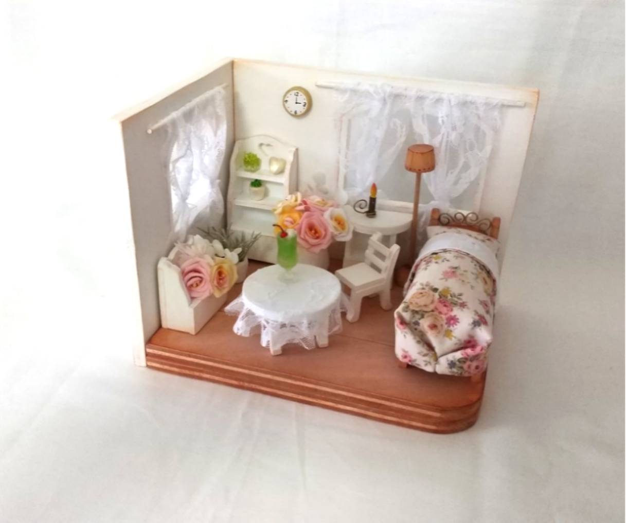 小さな ベッドの 有る お部屋        ミニチュア　　　　　　 　　　　　　　　　　　　　（受注制作）