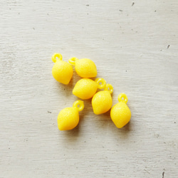 ドイツ製 1980s レモンのプラスチックビーズ 18×10mm (5個) 2枚目の画像
