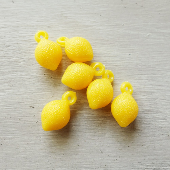 ドイツ製 1980s レモンのプラスチックビーズ 18×10mm (5個) 3枚目の画像