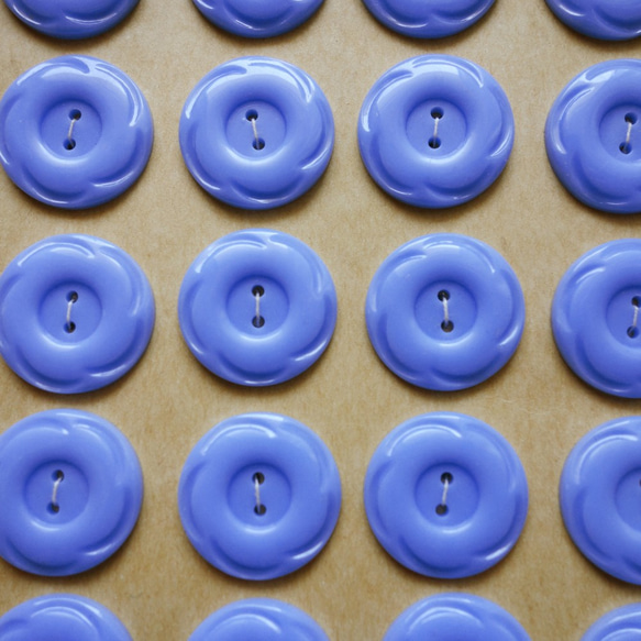 チェコスロバキア製 ヴィンテージ ブルーのプラスチックボタン 21.5mm (3個) 3枚目の画像