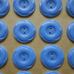 チェコスロバキア製 ヴィンテージ ブルーのプラスチックボタン 21.5mm (3個) 4枚目の画像