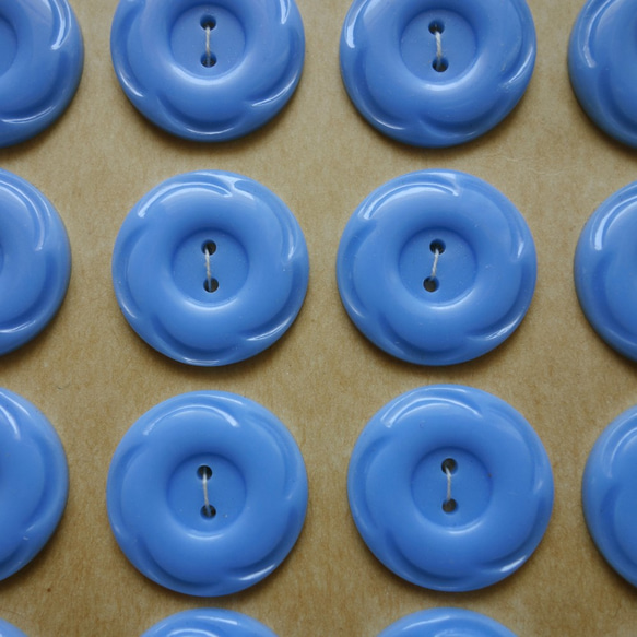 チェコスロバキア製 ヴィンテージ ブルーのプラスチックボタン 21.5mm (3個) 4枚目の画像