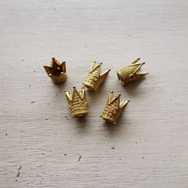真鍮製 王冠・クラウンのビーズ 縦長 11x9mm (2個) ビーズ