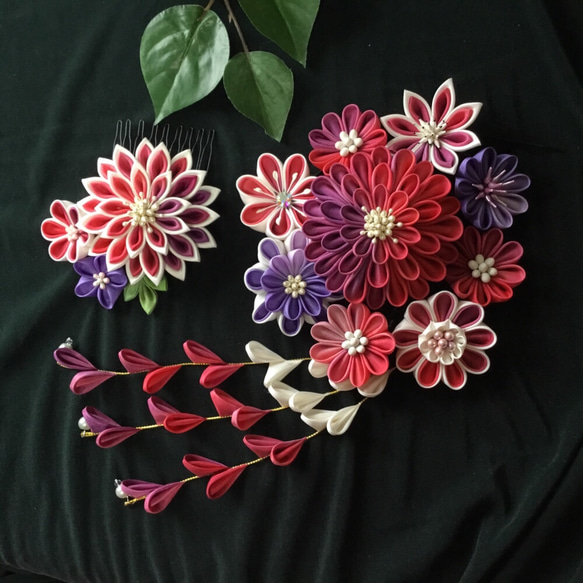 つまみ細工髪飾り】シルク手染め・赤〜赤紫のグラデーション 成人式