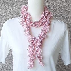 スパンコール光るピンクの手編みフリルマフラー KM001　送料無料 2枚目の画像