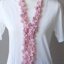スパンコール光るピンクの手編みフリルマフラー KM001　送料無料 3枚目の画像