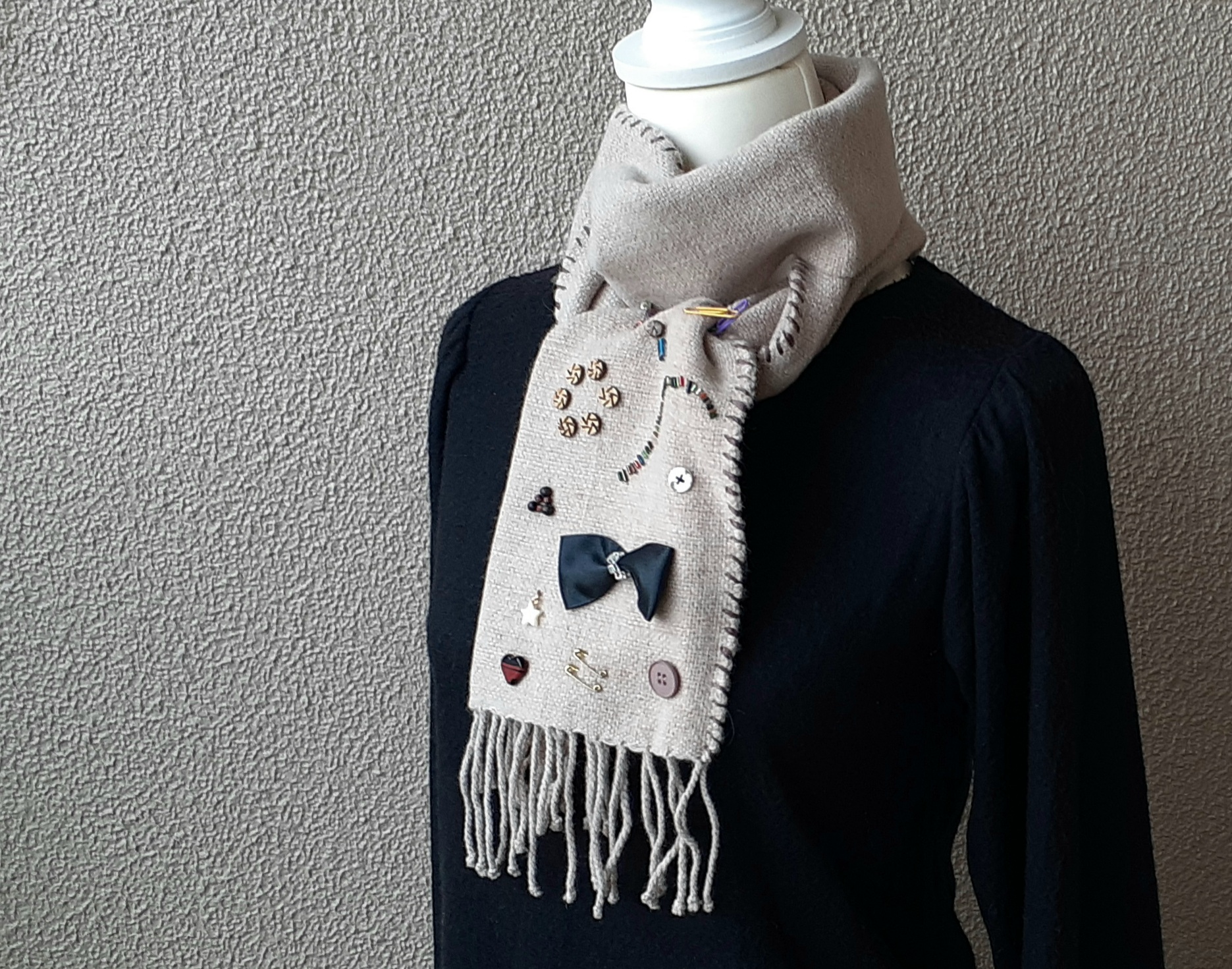 肌触りの良いベージュの手織りマフラー+ちょこっと遊び心 　　　一点物　　　WM0242