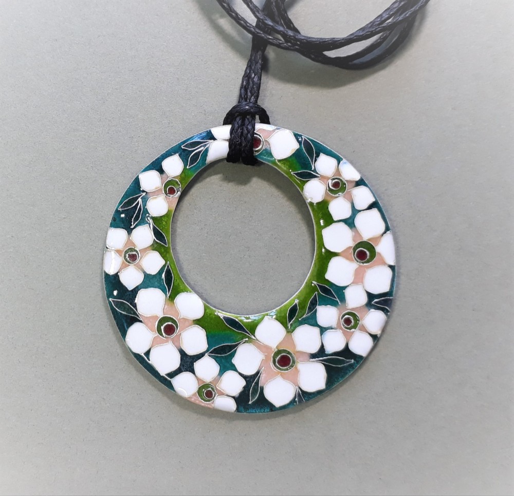 マヌカフラワー七宝焼ペンダント（グリーン）