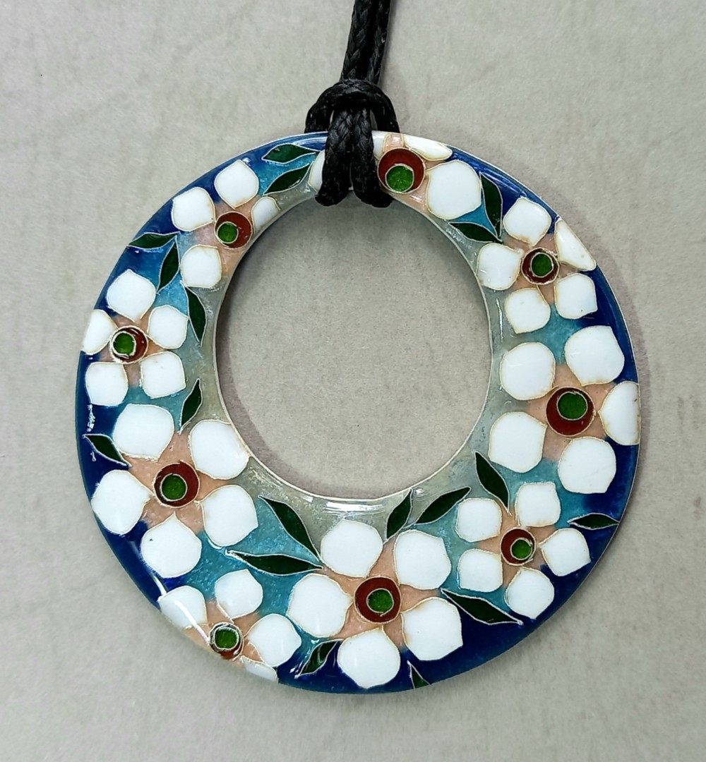 マヌカフラワー七宝焼ペンダント（ブルー）