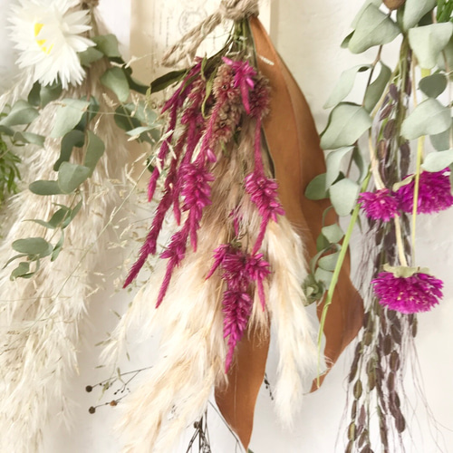 パンパスグラスとピンクの壁掛けガーランド　グレベリア　セロシア パンパスグラスとピンクの壁掛けガーランド グレベリア セロシア