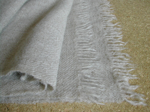 手紡ぎ 手織り ショール  ハーフブレッドナチュラルカラー 4枚目の画像