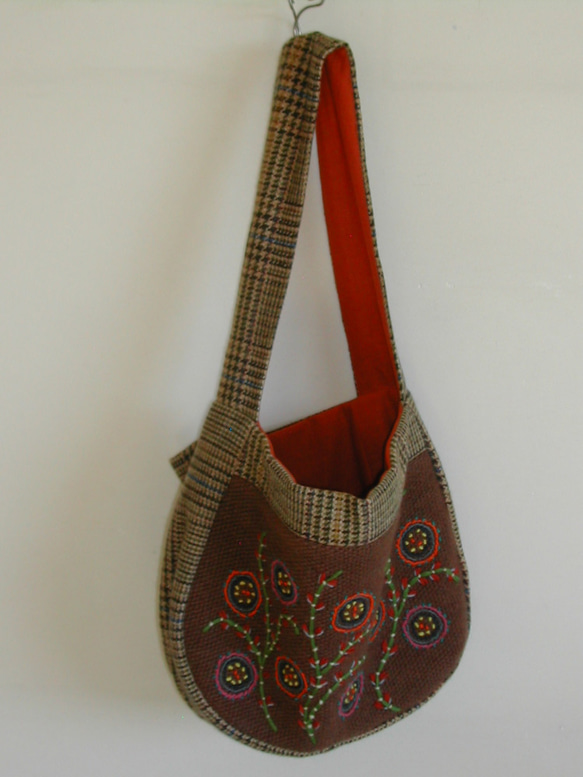 手織り ウール 刺繍 ショルダーバッグ 2枚目の画像