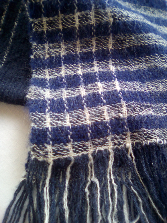 手織り 羊毛（ウール）平織り 紺白ストライプ マフラー 5枚目の画像
