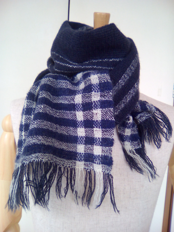 手織り 羊毛（ウール）平織り 紺白ストライプ マフラー 1枚目の画像