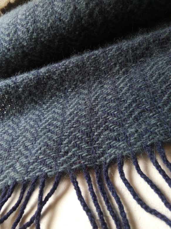 手織りマフラー 羊毛（ウール）青緑×紺  杉綾織り 7枚目の画像