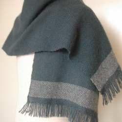 手織りマフラー　羊毛（ウール）100％ スモークグリーン 平織り 3枚目の画像