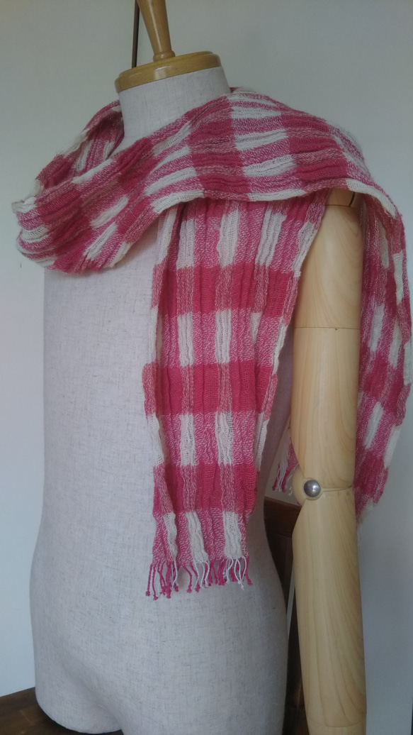 手紡ぎ手織り 綿×羊毛(コットン×ウール)ストール 濃ピンク 1枚目の画像