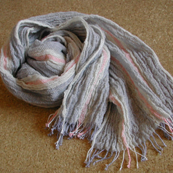 手紡ぎ 手織り 綿×羊毛(コットン×ウール)ストール うすグレーピンク 1枚目の画像