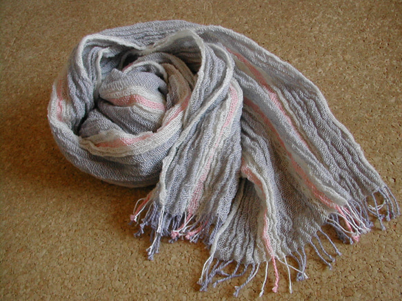 手紡ぎ 手織り 綿×羊毛(コットン×ウール)ストール うすグレーピンク 1枚目の画像