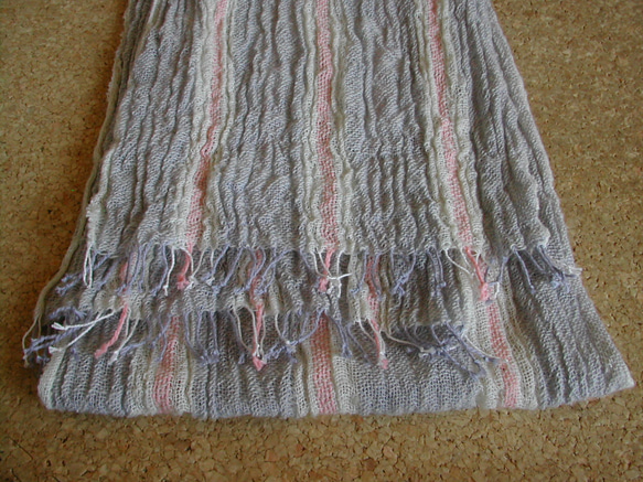 手紡ぎ 手織り 綿×羊毛(コットン×ウール)ストール うすグレーピンク 3枚目の画像