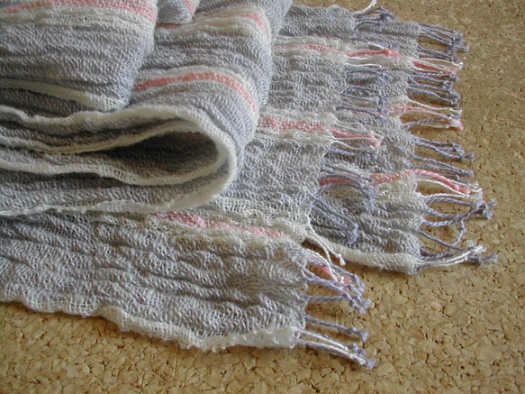手紡ぎ 手織り 綿×羊毛(コットン×ウール)ストール うすグレーピンク 5枚目の画像