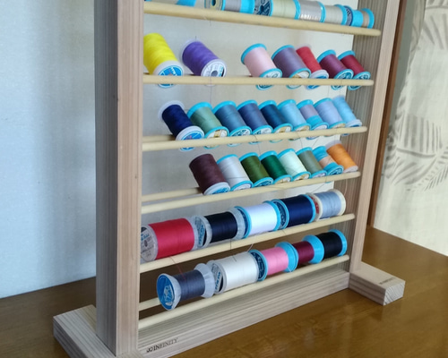 糸立て ミシン糸収納 ボビン同時収納 壁掛け 木製 糸掛け 白 楽天市場】糸巻ラック 壁掛け式 54本 ボビン 刺繍糸 糸立て 台 木製