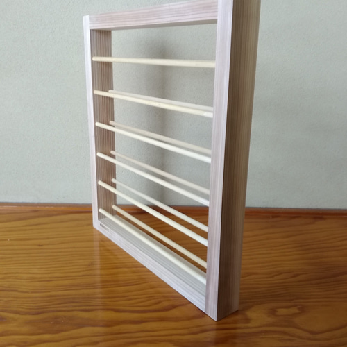 糸たて、糸ラックとも呼ばれていて、壁掛け、卓上置き両者に対応