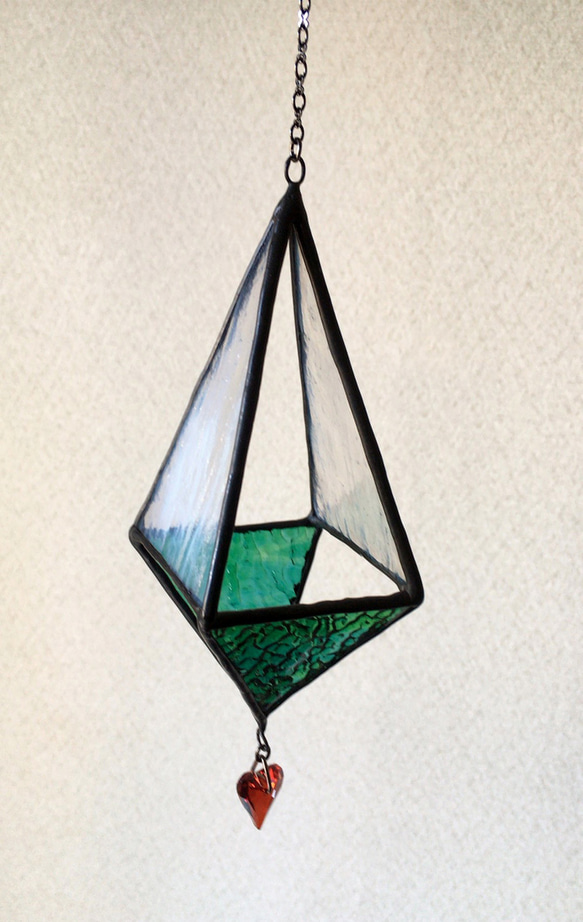 クリスマスカラーのガラスの立体オーナメント 3枚目の画像