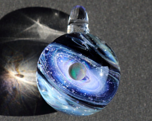 一点物】 不思議な宇宙ガラス 渦巻きペンダント とんぼ玉 ペンダント