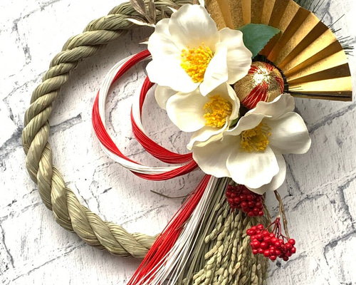 白椿とサンキライのしめ縄 サンキライと白椿のお正月しめ縄飾り
