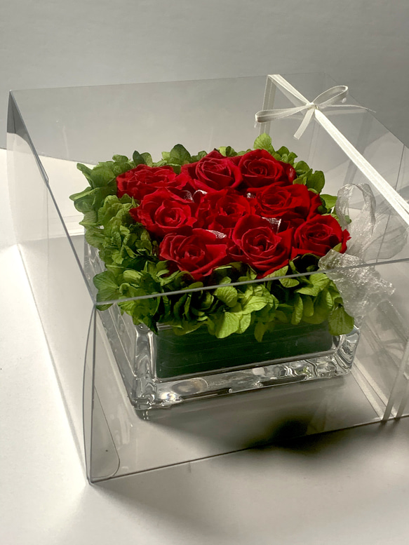 ガラスのスクエアの花器にスタイリッシュにローズをたっぷりアレンジしました【rose rose/white 5枚目の画像