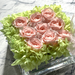 ガラスのスクエアの花器にスタイリッシュにローズをたっぷりアレンジしました【rose rose/pink】 1枚目の画像