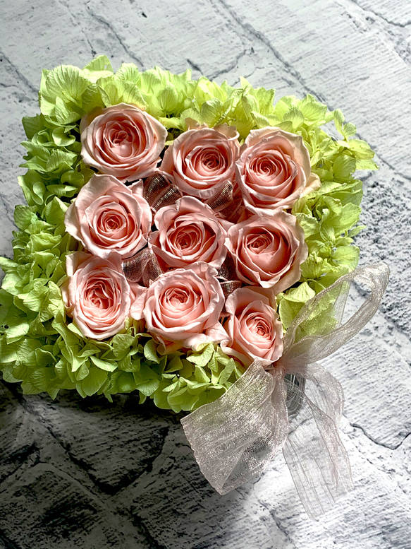 ガラスのスクエアの花器にスタイリッシュにローズをたっぷりアレンジしました【rose rose/pink】 2枚目の画像