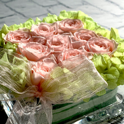 ガラスのスクエアの花器にスタイリッシュにローズをたっぷりアレンジしました【rose rose/pink】 3枚目の画像