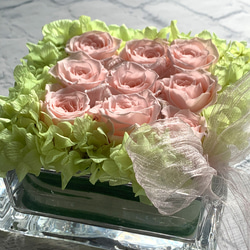 ガラスのスクエアの花器にスタイリッシュにローズをたっぷりアレンジしました【rose rose/pink】 4枚目の画像