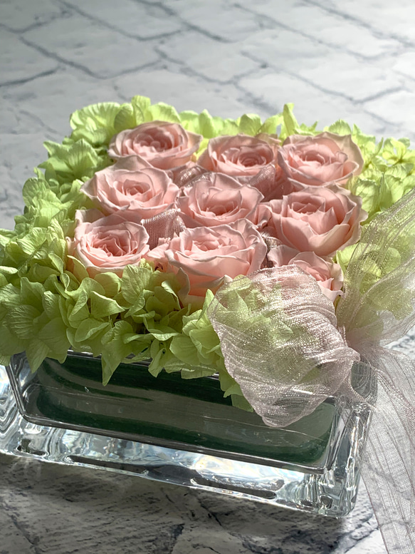 ガラスのスクエアの花器にスタイリッシュにローズをたっぷりアレンジしました【rose rose/pink】 4枚目の画像