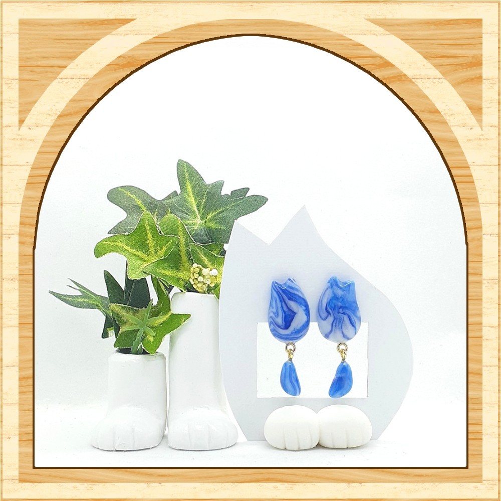 にゃんと太しっぽ！青白のマーブル模様の猫ピアス／イヤリング ブルーアメショ