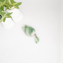 【猫ブローチ】パールキャッチ付ストールピン ≪にゃんと太しっぽ≫白緑グリーン 3枚目の画像