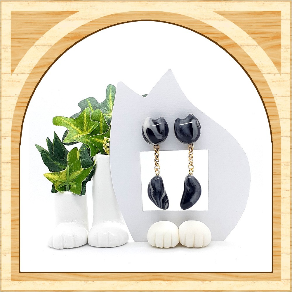 にゃんが揺れる！猫の大振りピアス／イヤリング 黒白猫のアメショ