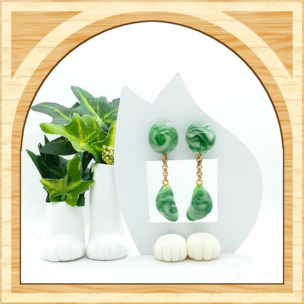 にゃんが揺れる！猫の大振りピアス／イヤリング 白緑猫のアメショ