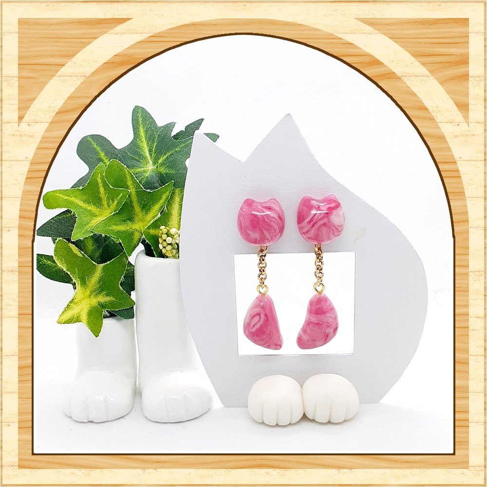 にゃんが揺れるピアス サージカルステンレス 大振りピンク