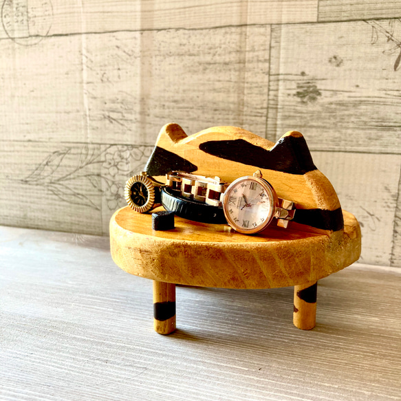 メガネディスプレイ　アクセサリー収納 スマホスタンドにもなる 木製 猫 ミニベンチ　メガネケース　茶トラ柄 2枚目の画像